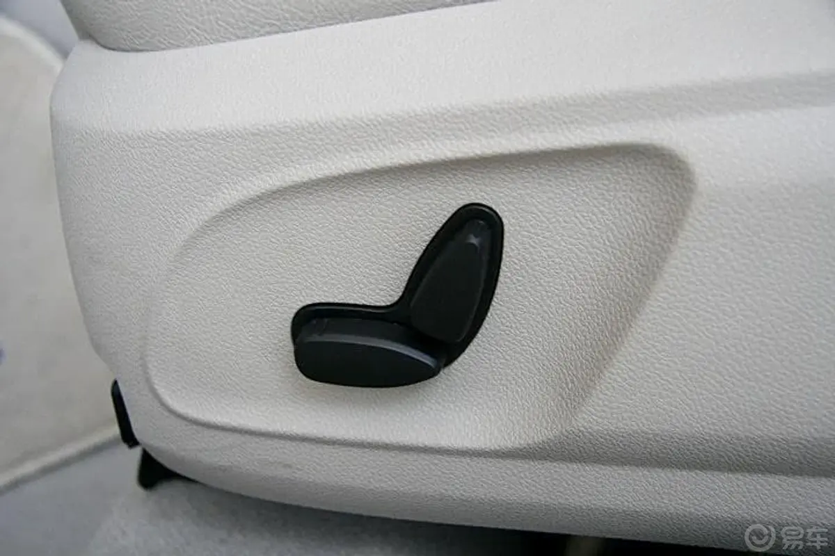 福克斯三厢 1.8MT舒适型座椅调节键