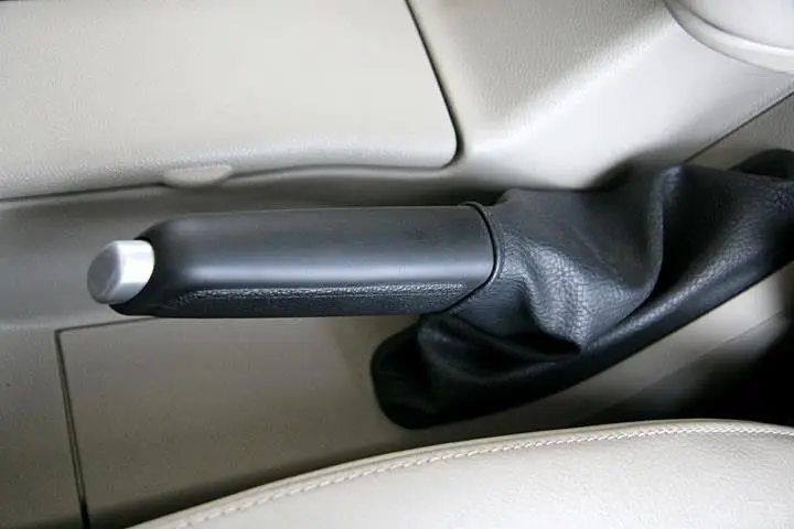 福克斯三厢 1.8MT舒适型驻车制动（手刹，电子，脚刹）