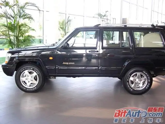 北京Jeep2500 2.5L两驱正侧车头向左水平