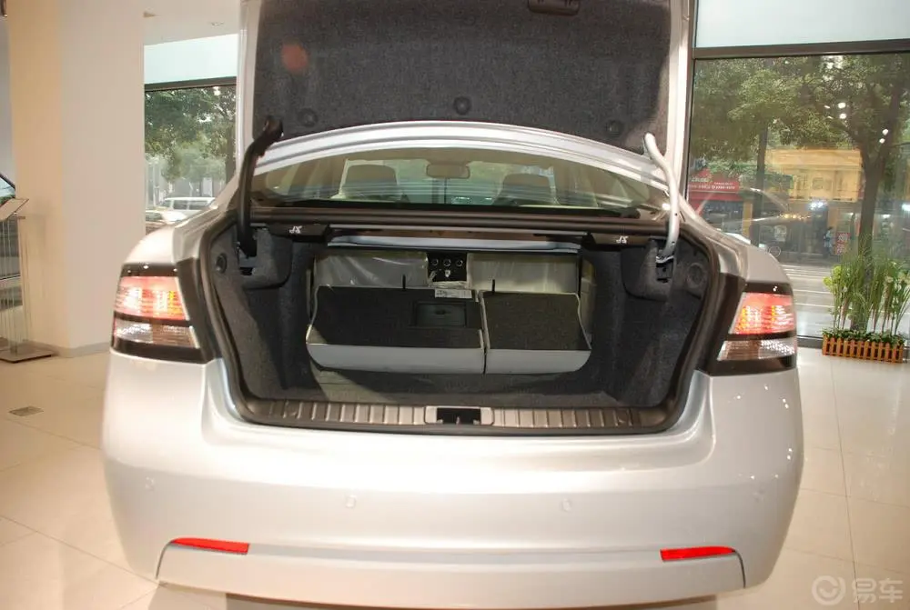Saab 9-3Vector 2.0TS运动轿车行李箱空间（后排全放倒）