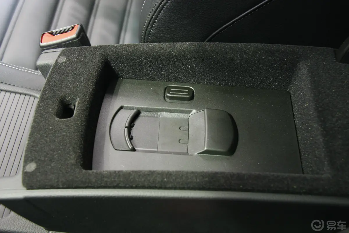 大众CC3.6L V6 舒适版前排手枕储物格（打开）