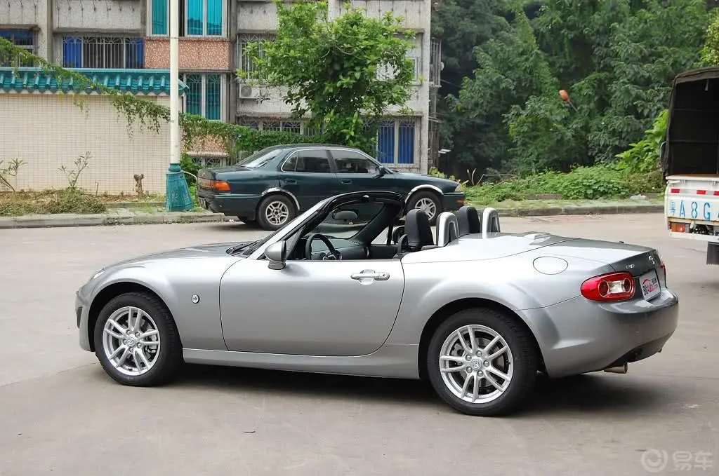 马自达MX-52.0L 标准型外观