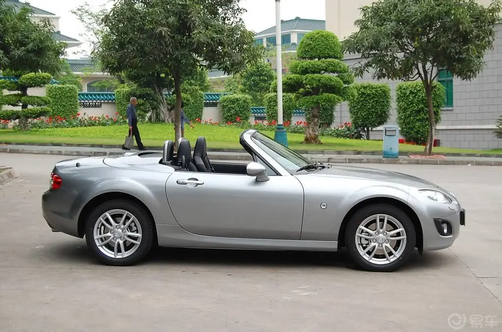 马自达MX-52.0L 标准型外观