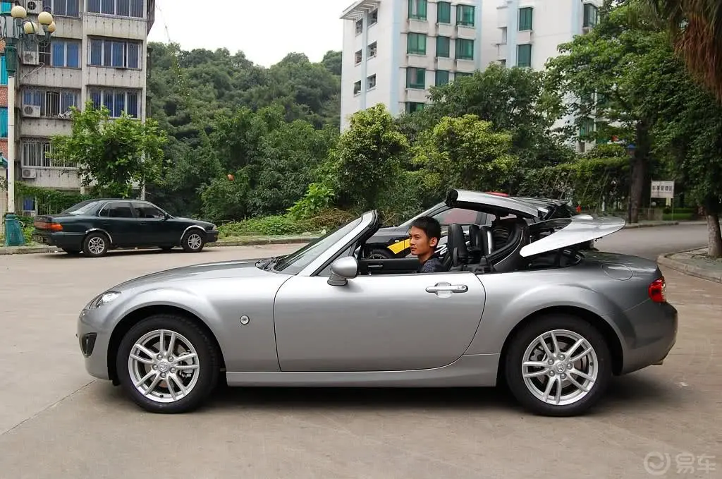 马自达MX-52.0L 标准型外观