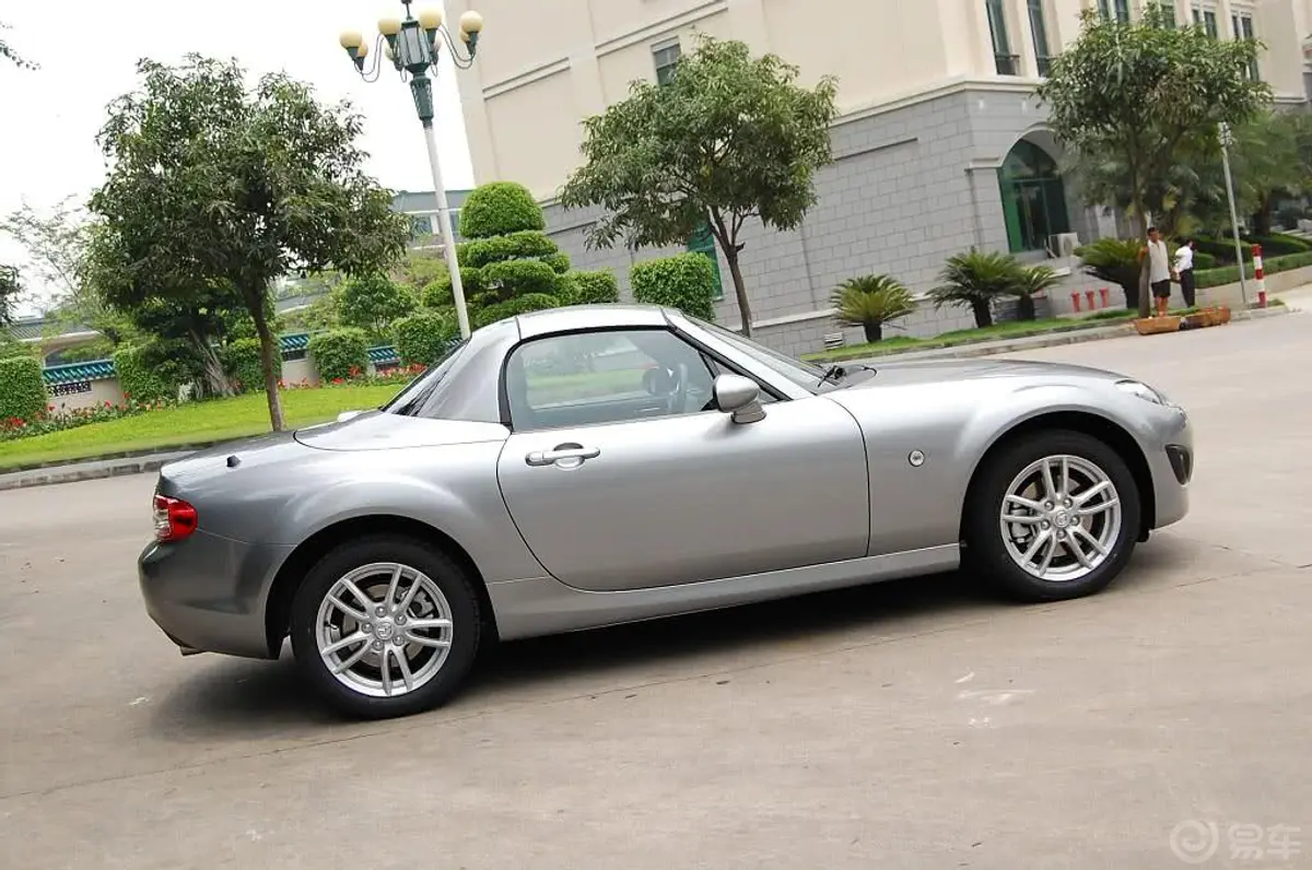 马自达MX-52.0L 标准型外观