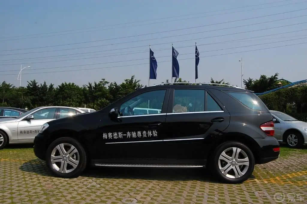 奔驰M级ML 350 4MATIC 豪华型外观