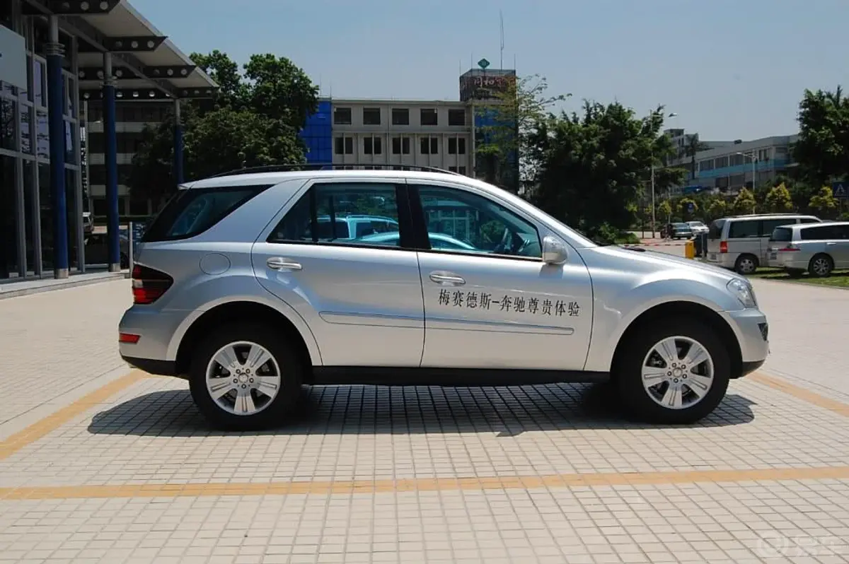 奔驰M级ML 350 4MATIC 豪华型外观