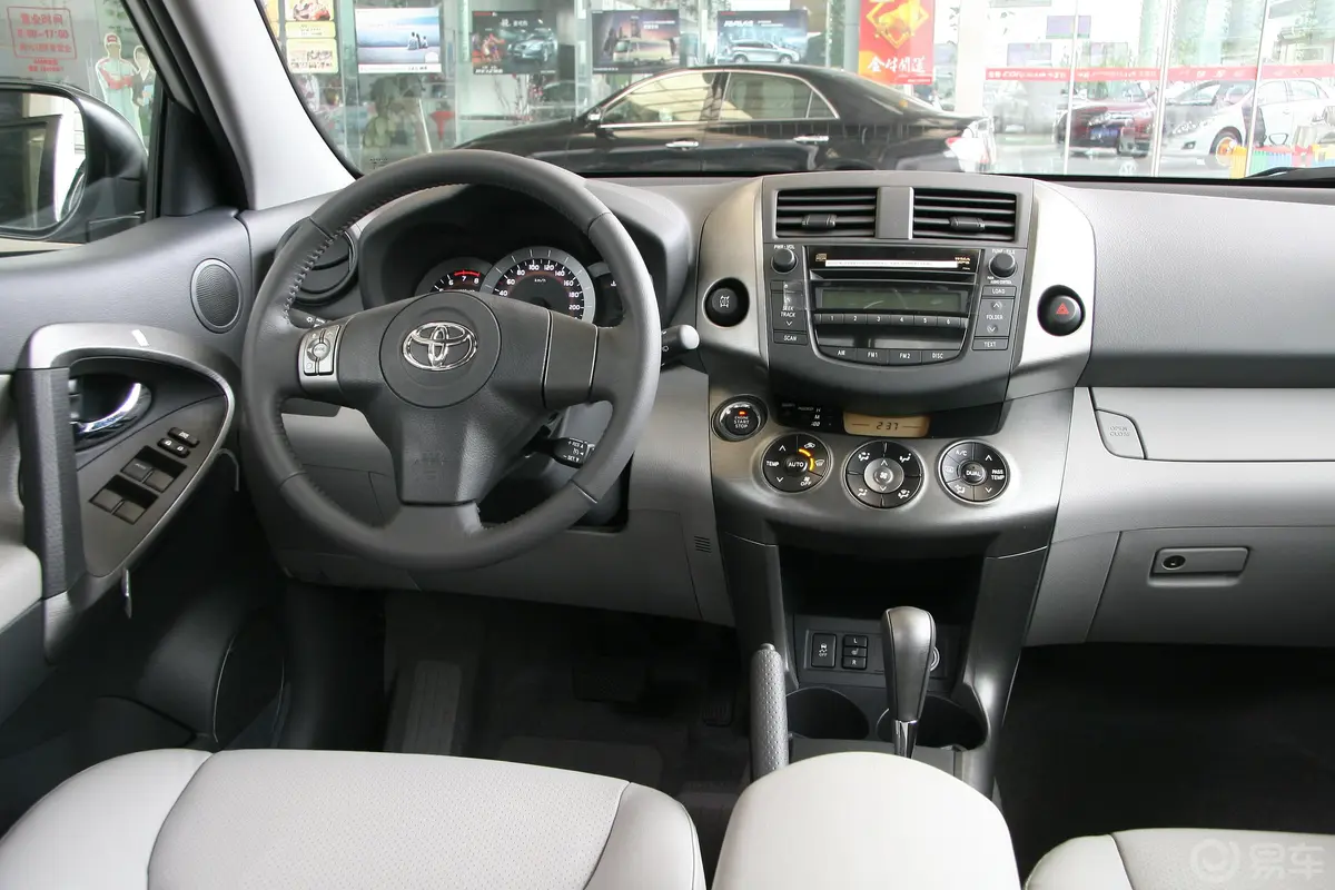 RAV4荣放2.4L 豪华导航版 AT内饰