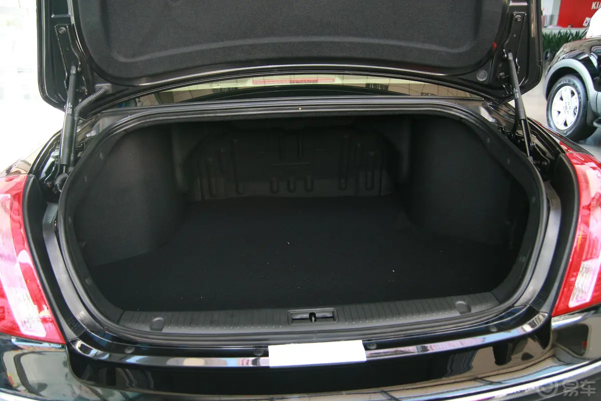 欧菲莱斯新款 2.7L行李箱空间