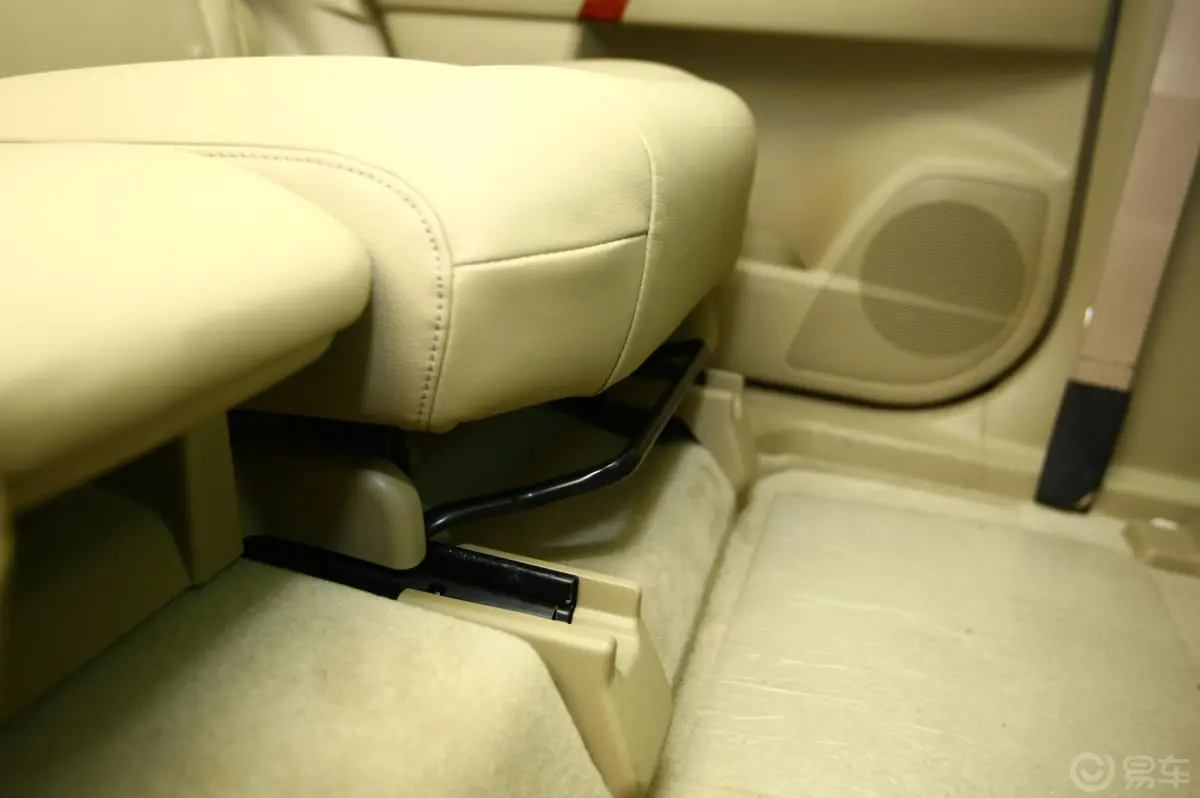 汉兰达2.7L 至尊版后排座椅特殊细节