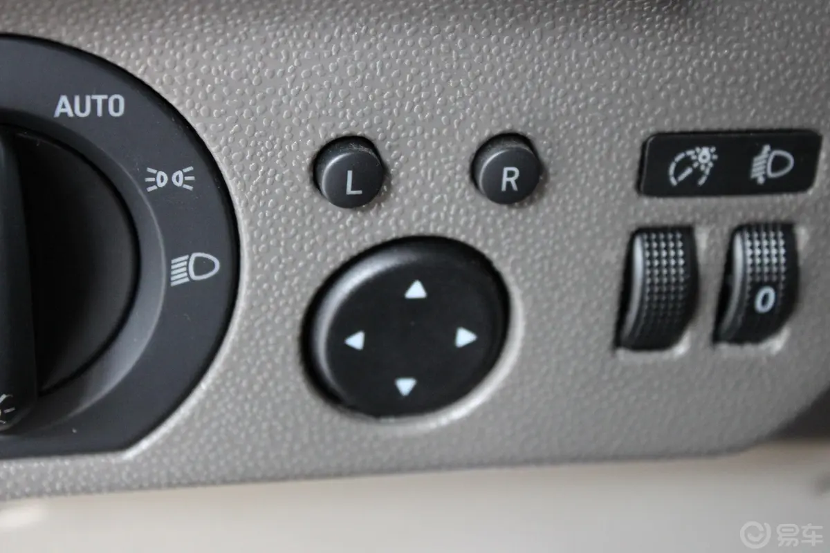 奇瑞A3三厢 1.6—MT 舒适型外后视镜控制键