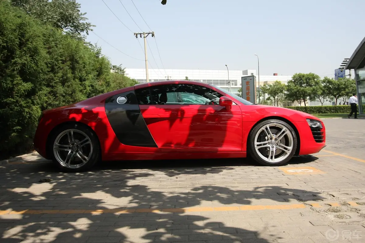 奥迪R84.2L FSI quattro外观