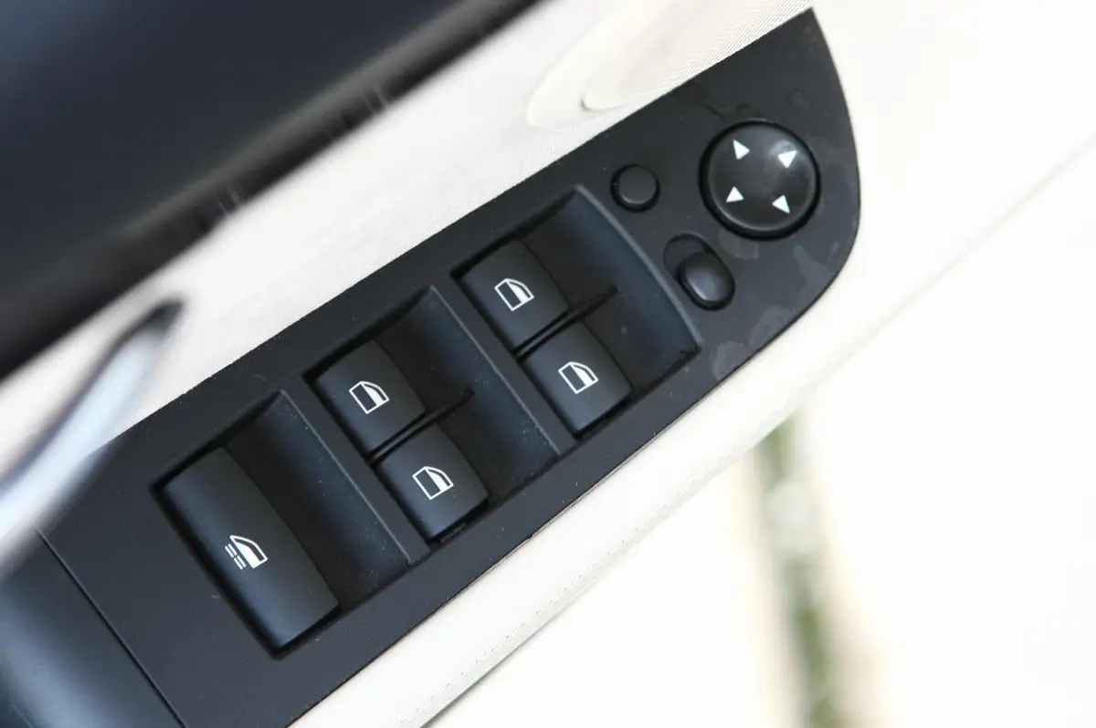 宝马Z4sDrive30i 锋尚型电窗控制键