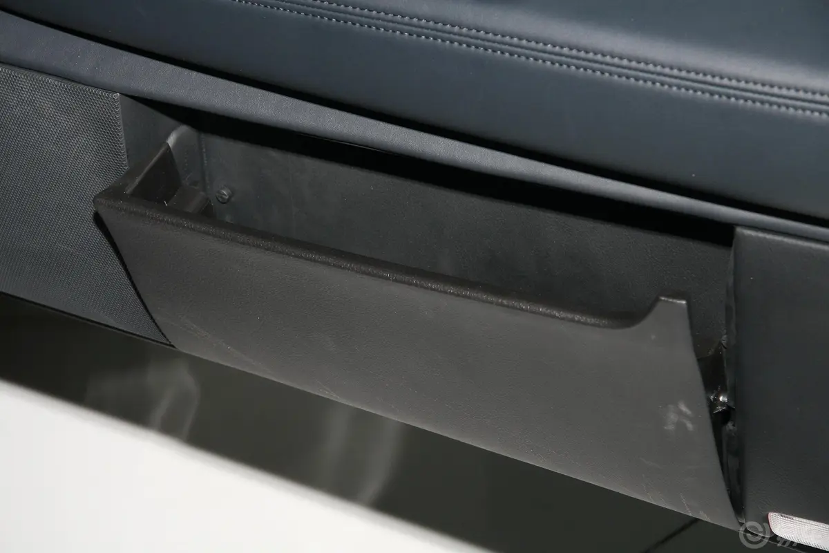 锐志2.5V 超级运动版驾驶员侧车门内门板