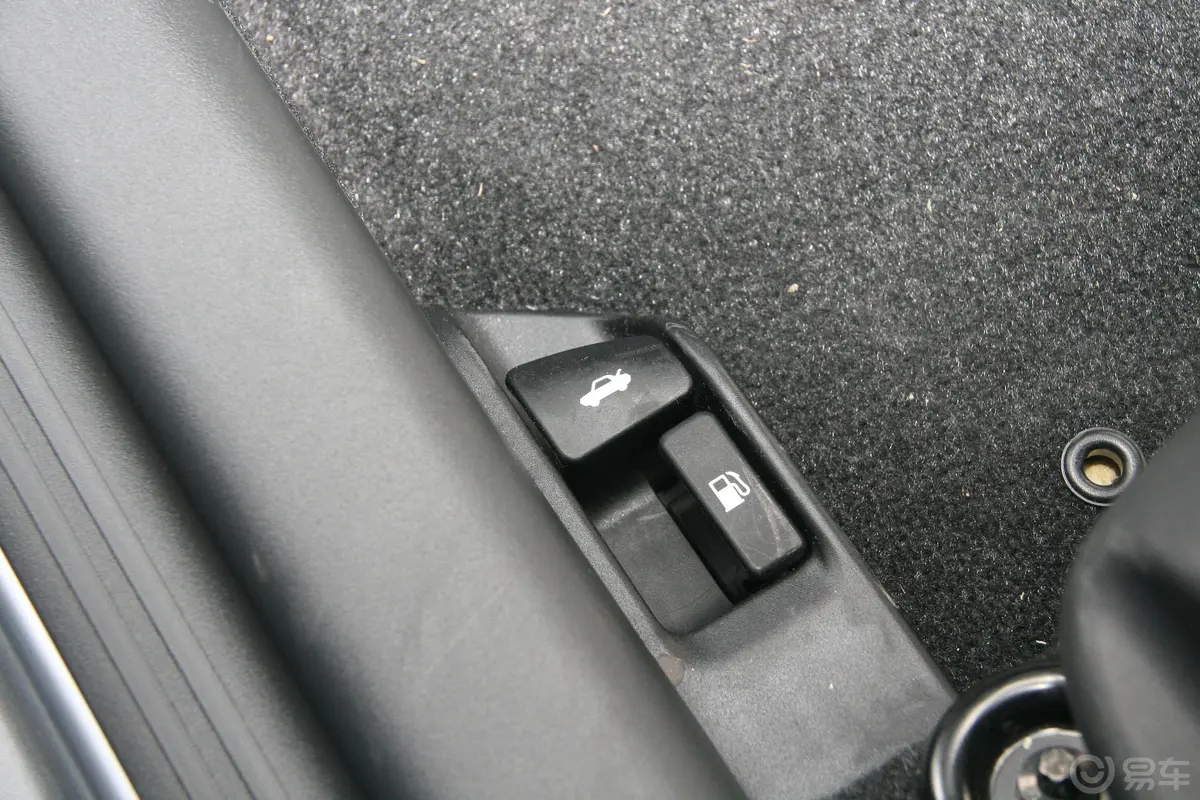 威驰1.3 GL—i 标准版 AT车内行李箱开启键