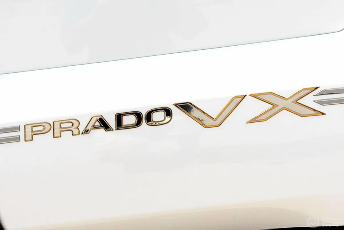 普拉多4.0L VX NAVI版车侧标