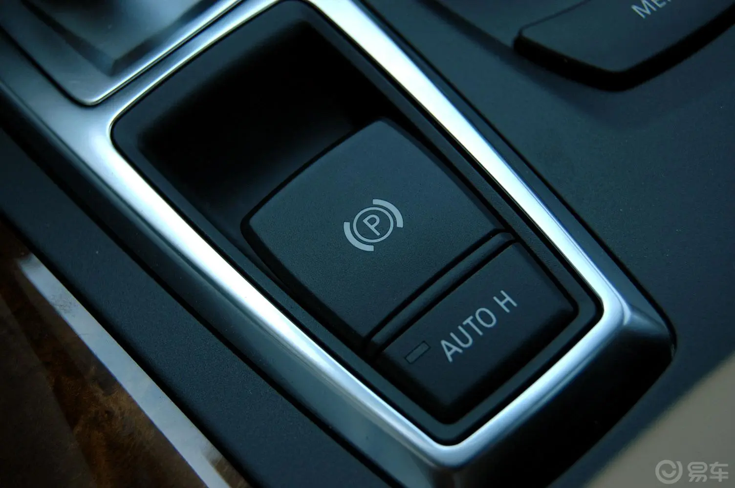 宝马X5(进口)xDrive30i 领先型电子驻车制动键
