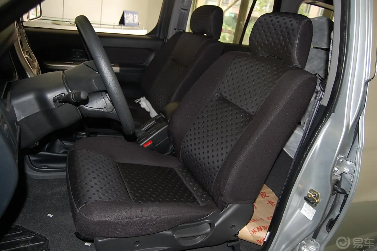 日产帕拉丁KA24 汽油 四驱  标准型驾驶员座椅