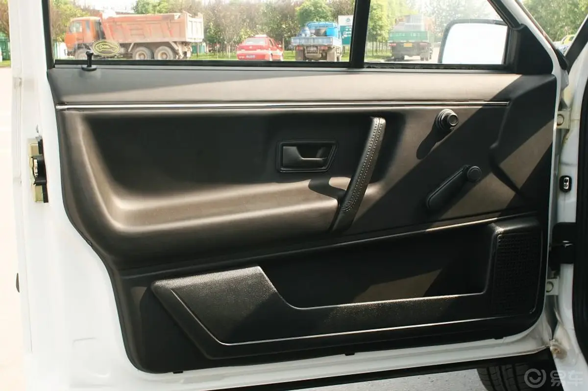 桑塔纳基本型（出租车版）驾驶员侧车门内门板