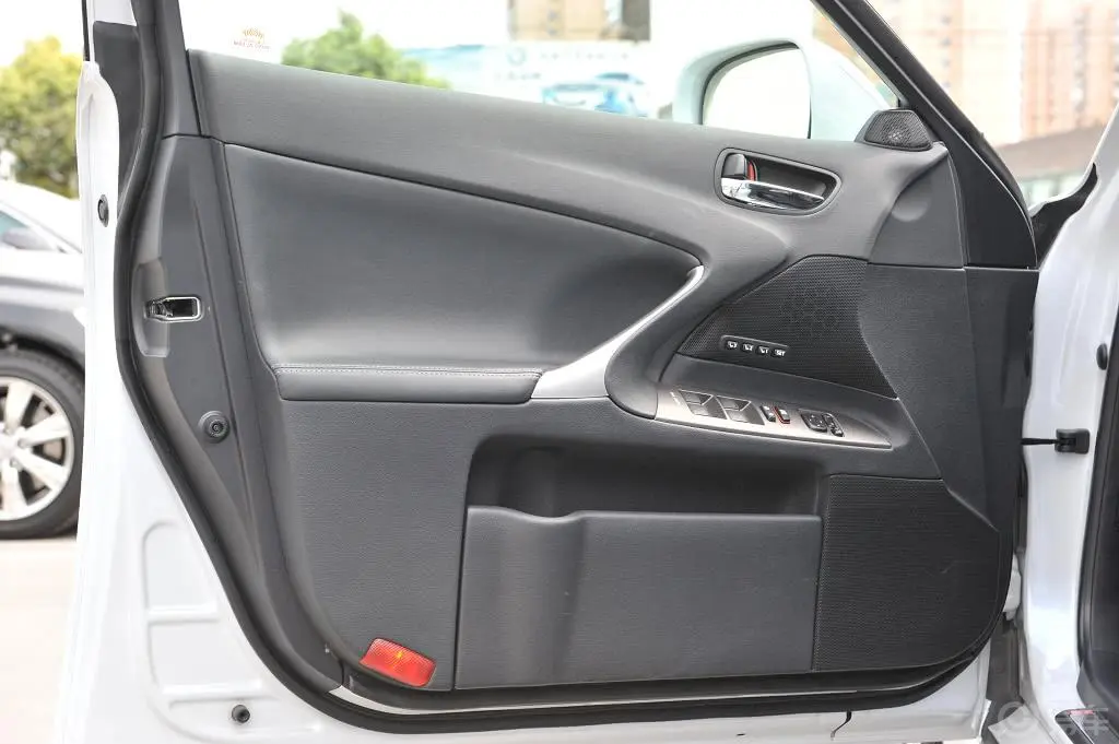 雷克萨斯IS300 豪华版驾驶员侧车门内门板