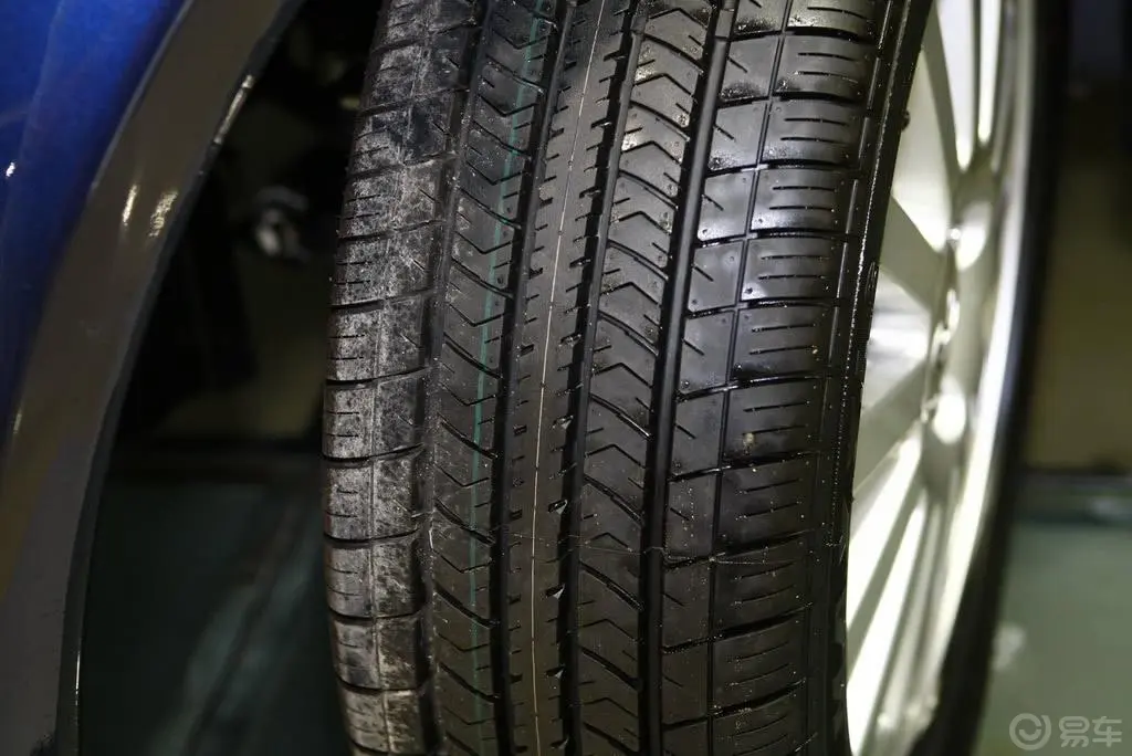 威麟V51.8—5MT 舒适型轮胎花纹