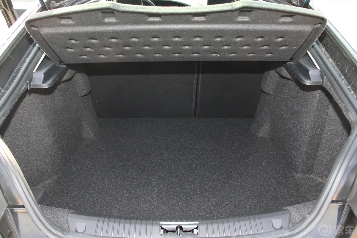 MG6掀背 1.8T 精英版行李箱空间
