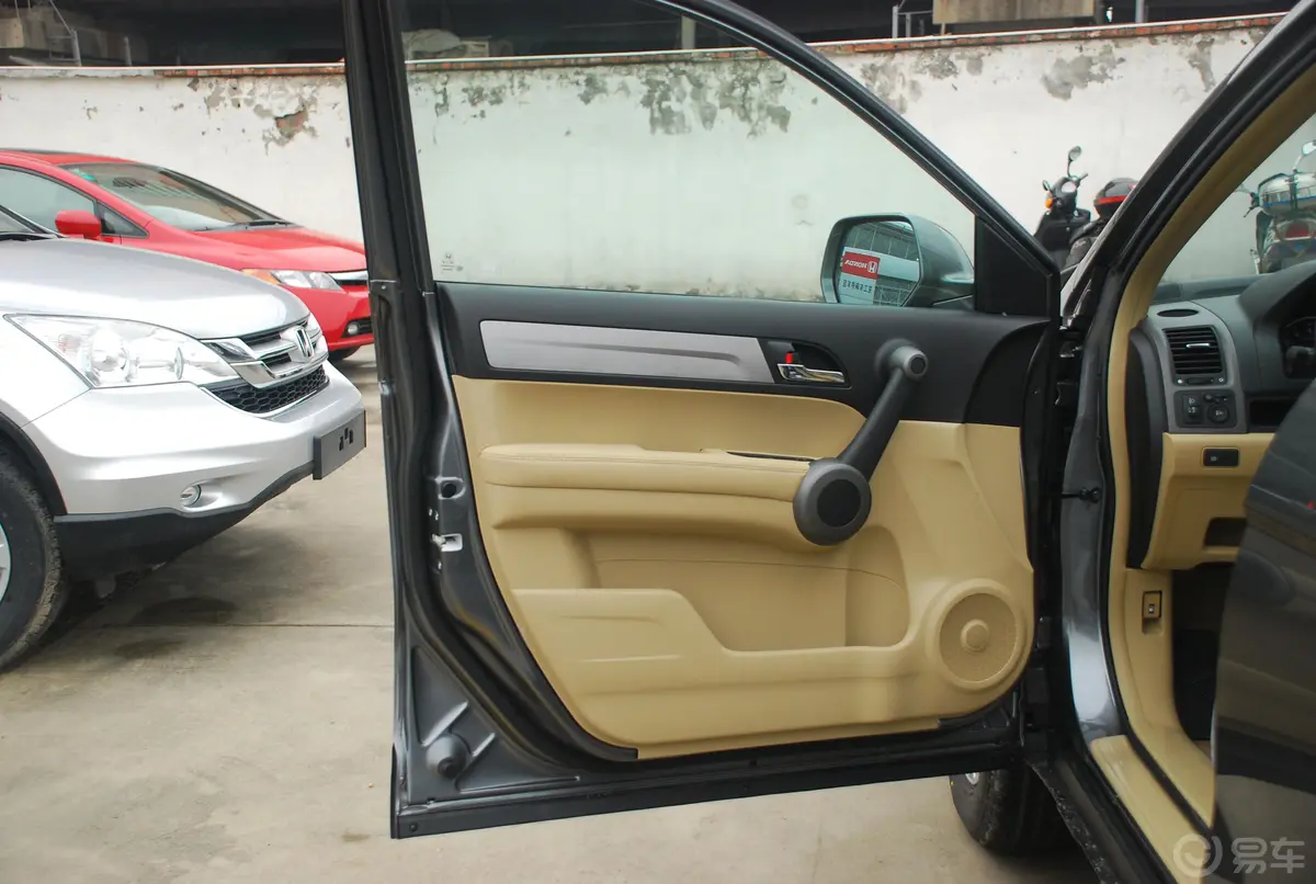 本田CR-V尊贵版自动挡 Vti—S AT驾驶员侧车门内门板