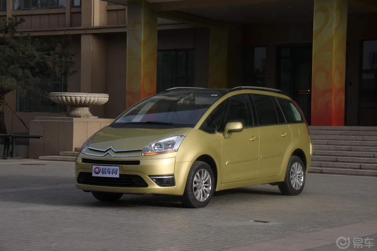 C4 PICASSO2.0i 16V 舒适版 7座侧前45度车头向左水平