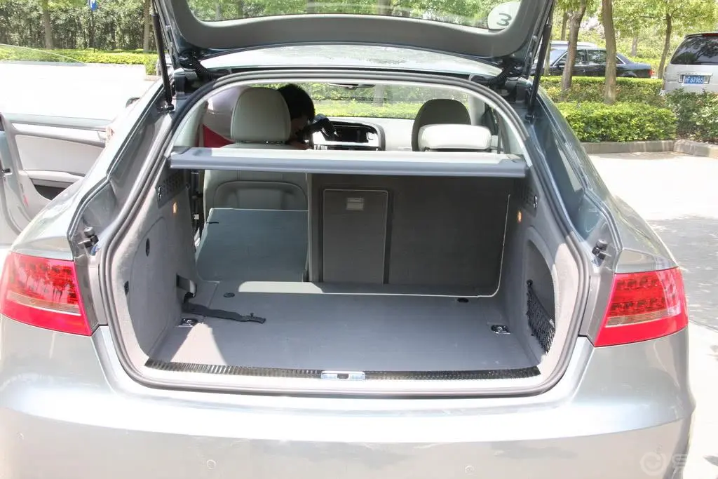 奥迪A5Sportback 2.0T 舒适型行李箱空间（后排左放倒）