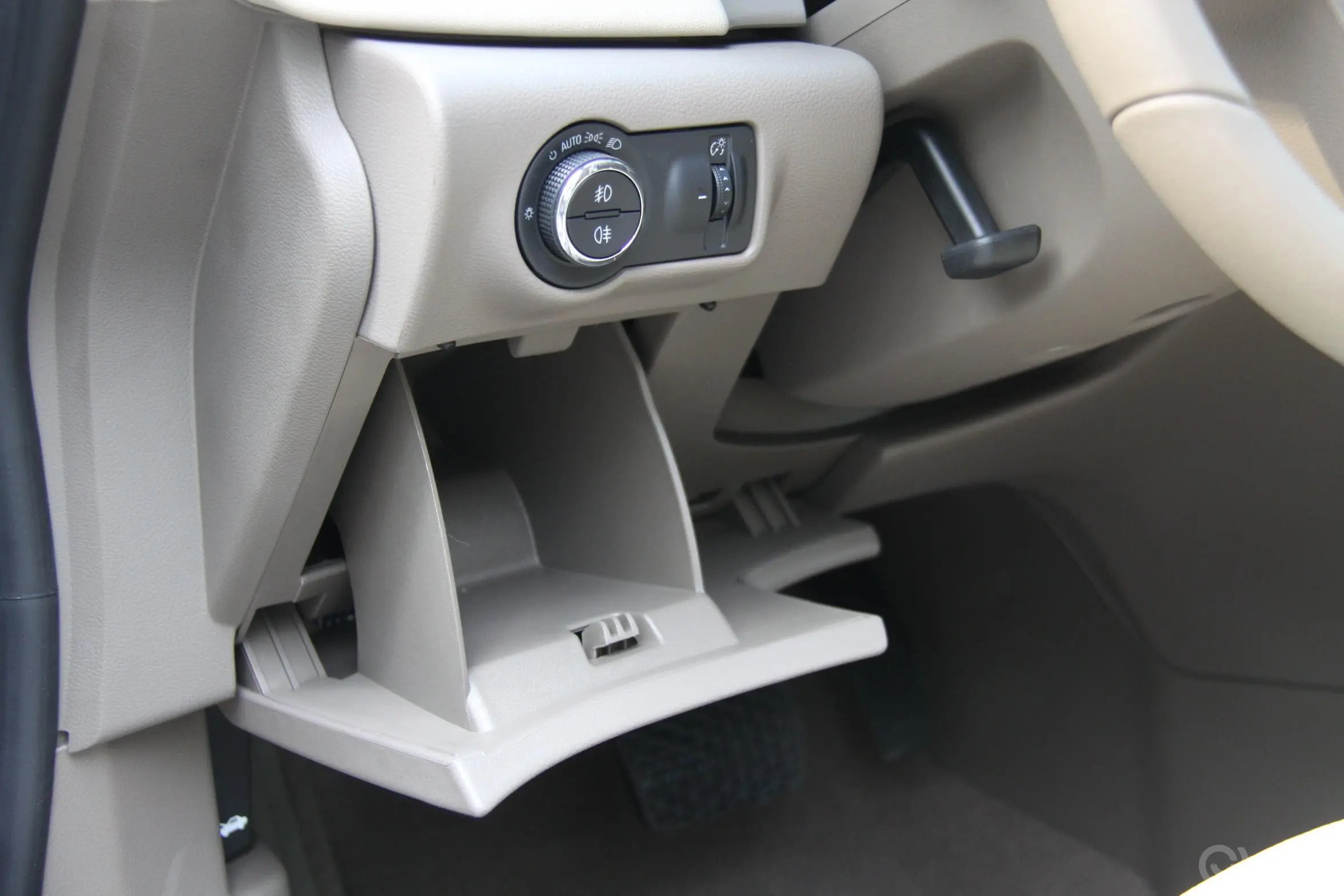 英朗GT 1.8L 自动豪华版驾驶员侧储物盒