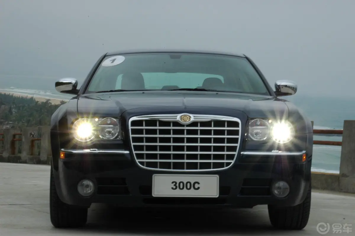 克莱斯勒300C5.7L 豪华领航版正前水平