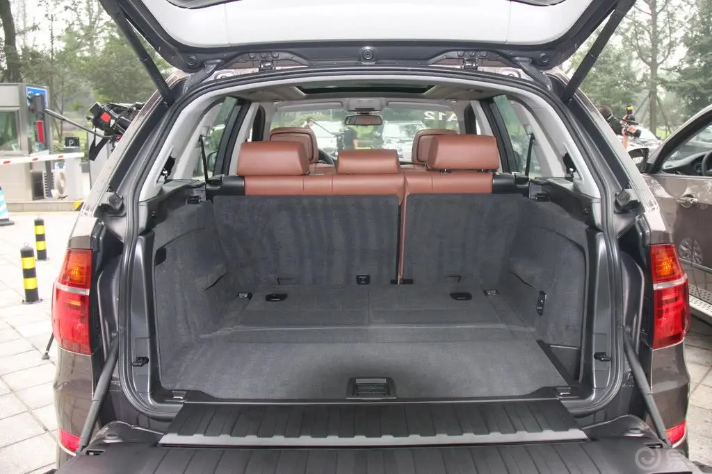 宝马X5(进口)xDrive35i 尊贵型行李箱空间
