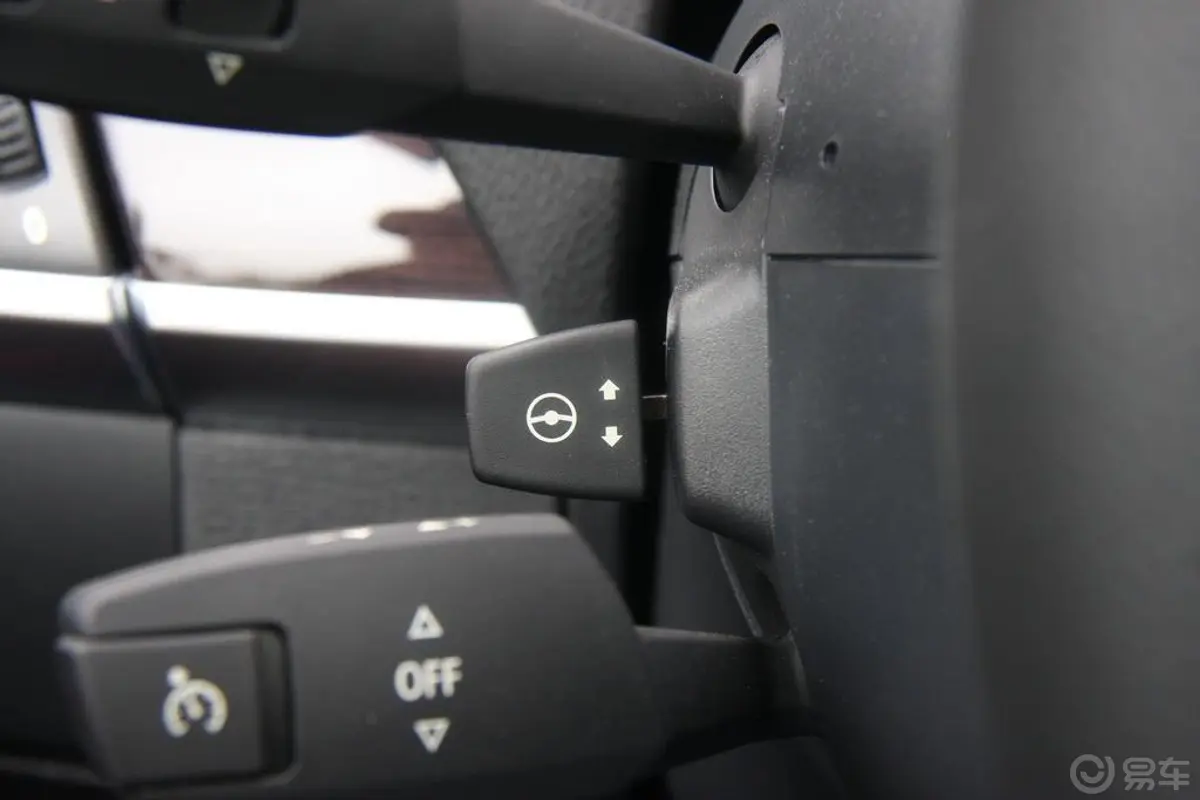 宝马X5(进口)xDrive35i 尊贵型方向盘调节键