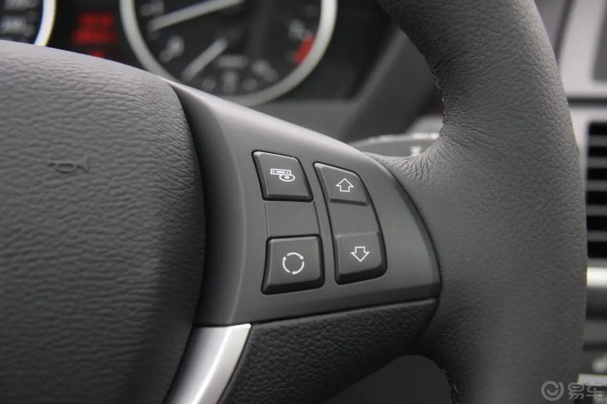 宝马X5(进口)xDrive35i 尊贵型方向盘音响控制开关