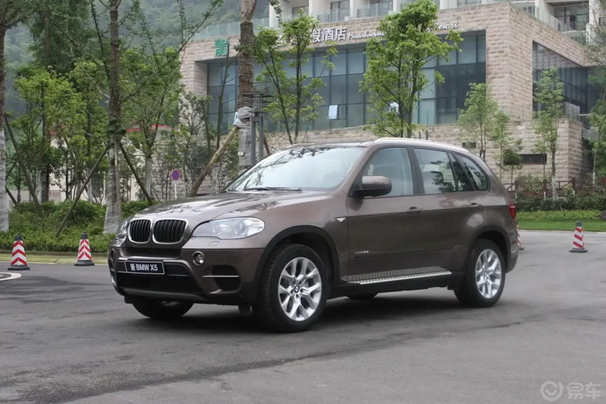 宝马X5(进口)xDrive35i 尊贵型侧前45度车头向左水平