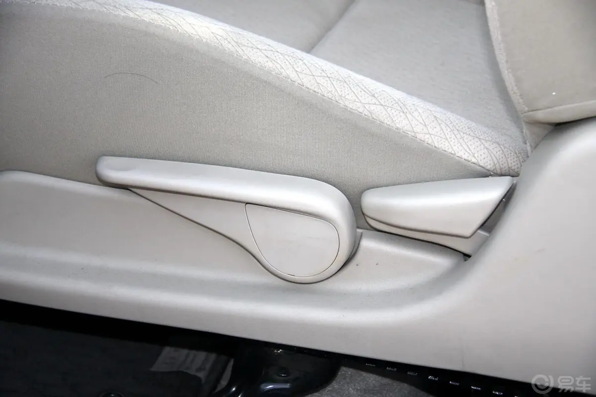 威驰1.6L GLX—i 天窗版 AT座椅调节键
