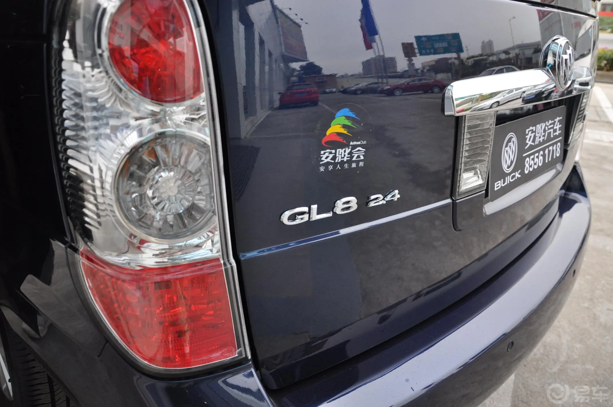 别克GL8商务车 2.4 LT 行政版尾灯侧45度俯拍