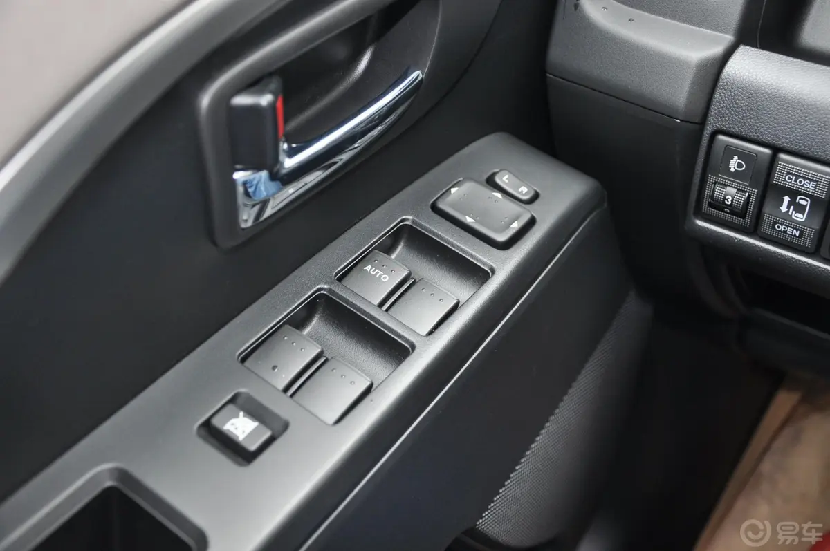 马自达52.0L 手动 舒适型电窗控制键