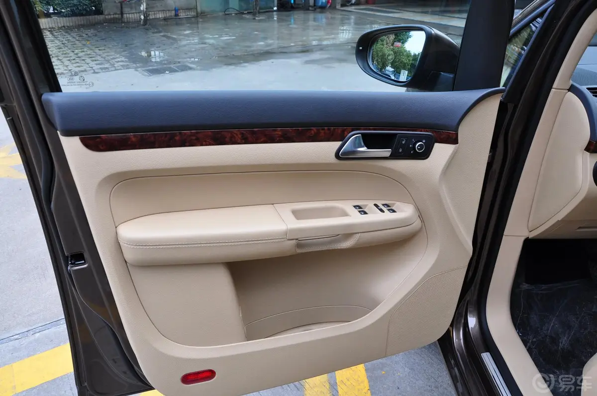 途安1.4 TSI自动7座 智臻版驾驶员侧车门内门板