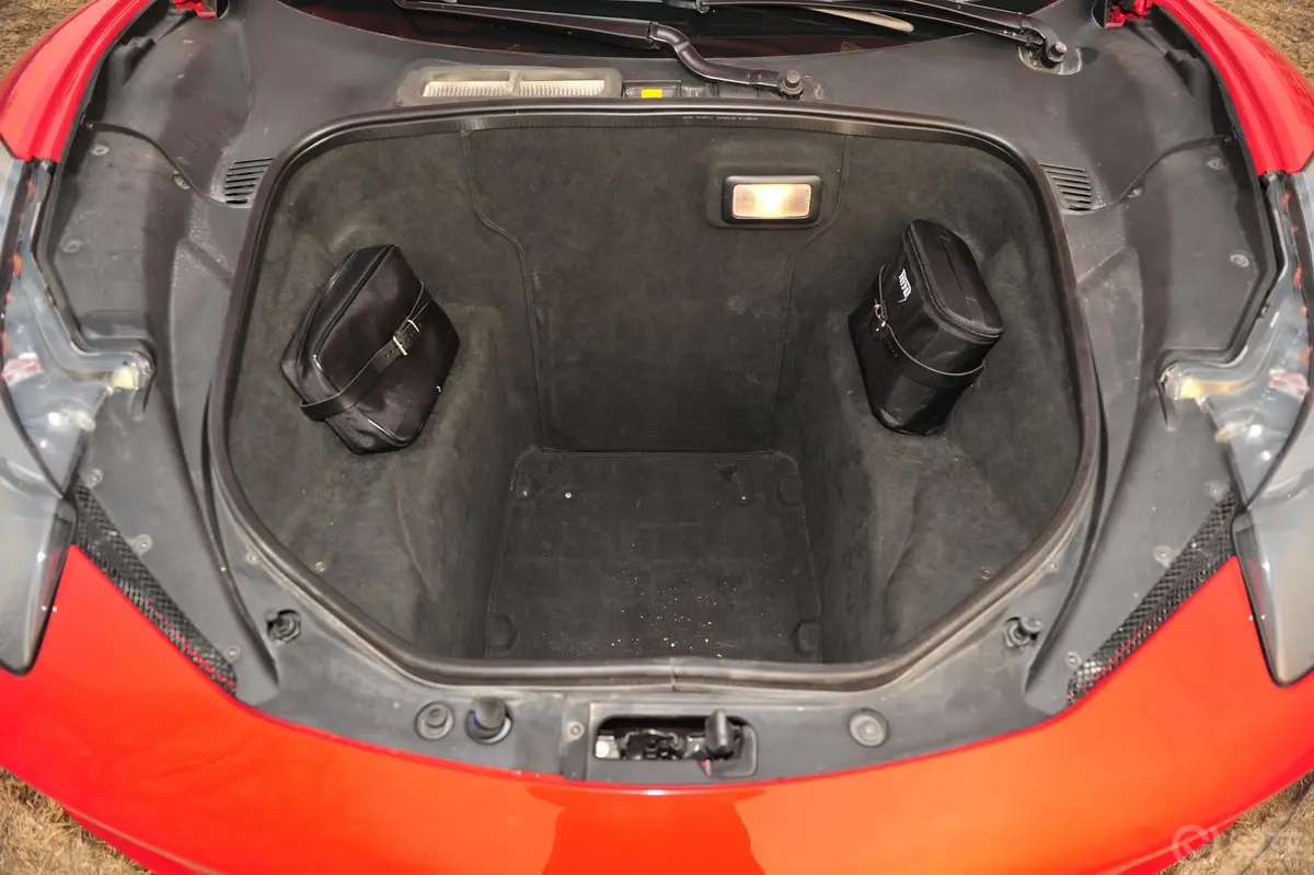法拉利458Italia 4.5L 标准型行李箱空间