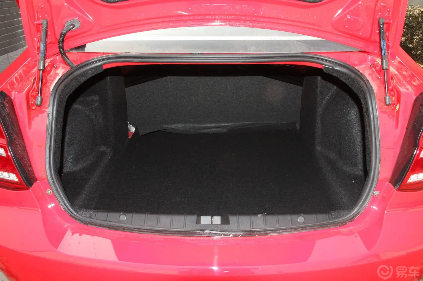长安CX30三厢 1.6L 手动 标准型行李箱空间