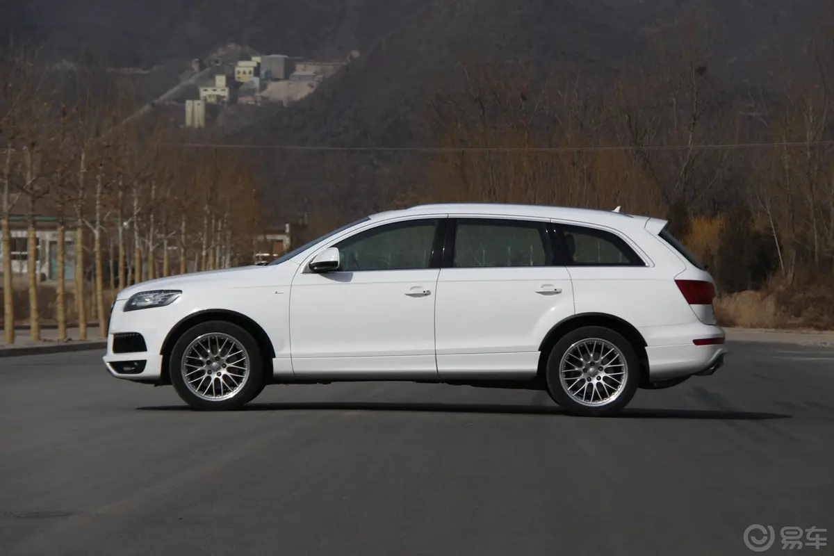 奥迪Q73.0 TFSI quattro(200kW) 专享型外观