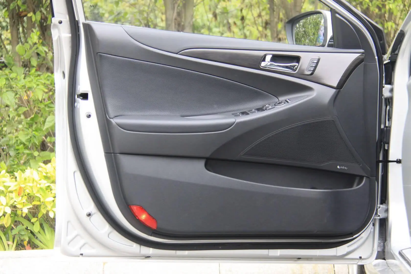 索纳塔2.4 DLX 自动尊贵版驾驶员侧车门内门板