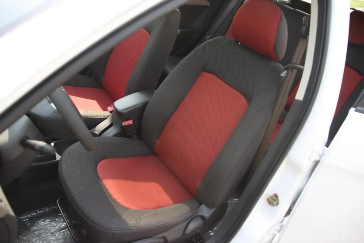 风神H30Cross 1.6L AT 尊逸型驾驶员座椅