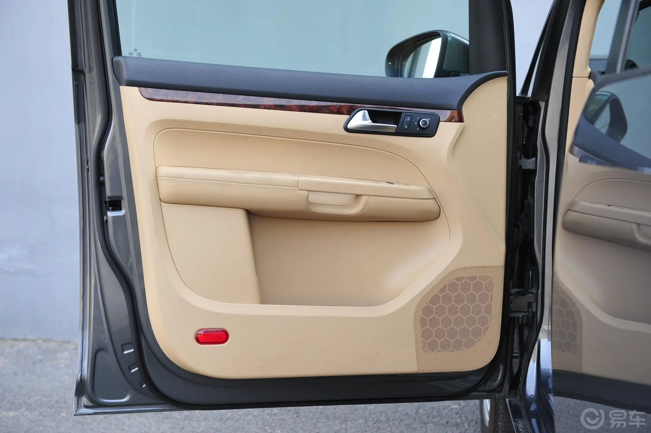 途安1.4 TSI自动5座 智臻版驾驶员侧车门内门板