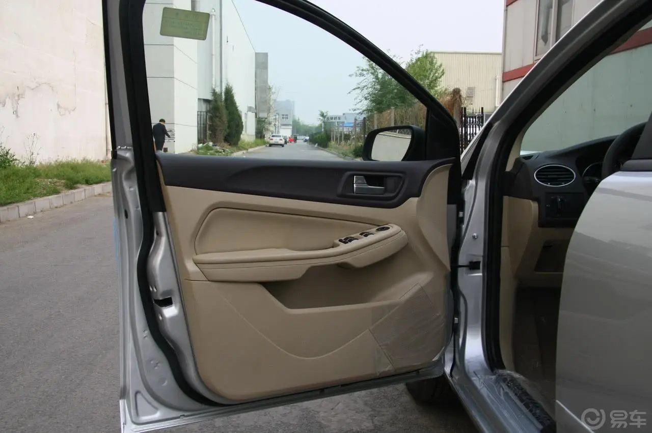 福克斯三厢 1.8自动时尚型驾驶员侧车门内门板