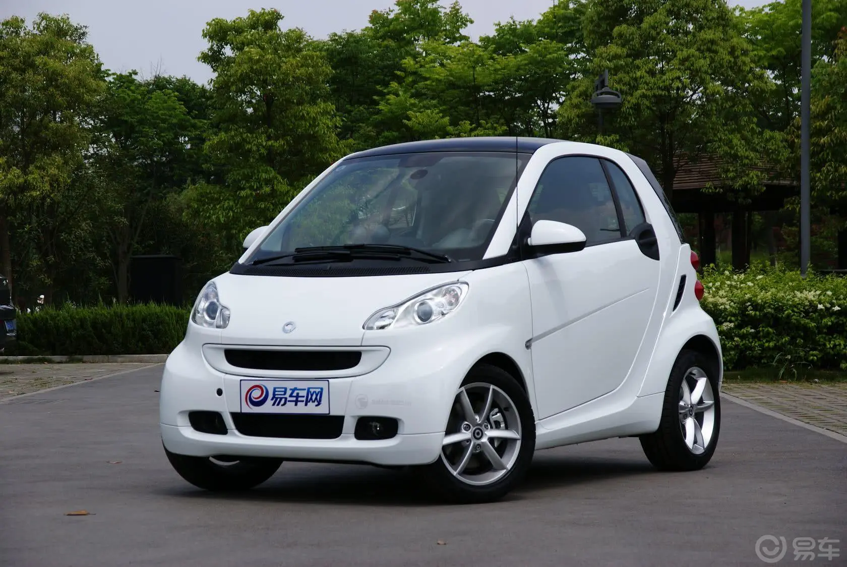 smart fortwo52kw mhd 硬顶  兔年特别版侧前45度车头向左水平