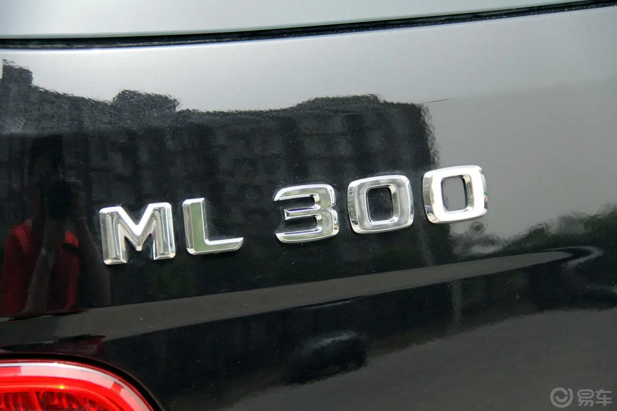 奔驰M级ML 300 4MATIC尾标
