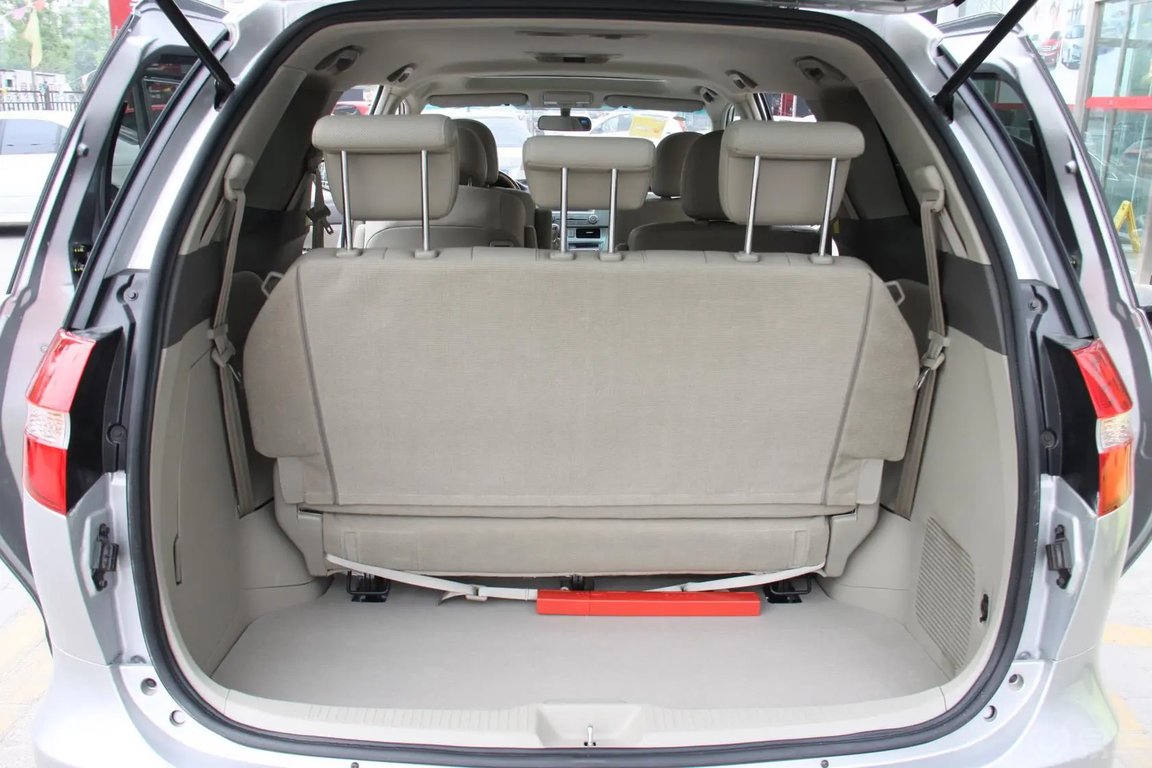 比亚迪M62.0L 尊贵型行李箱空间（第3排打开）