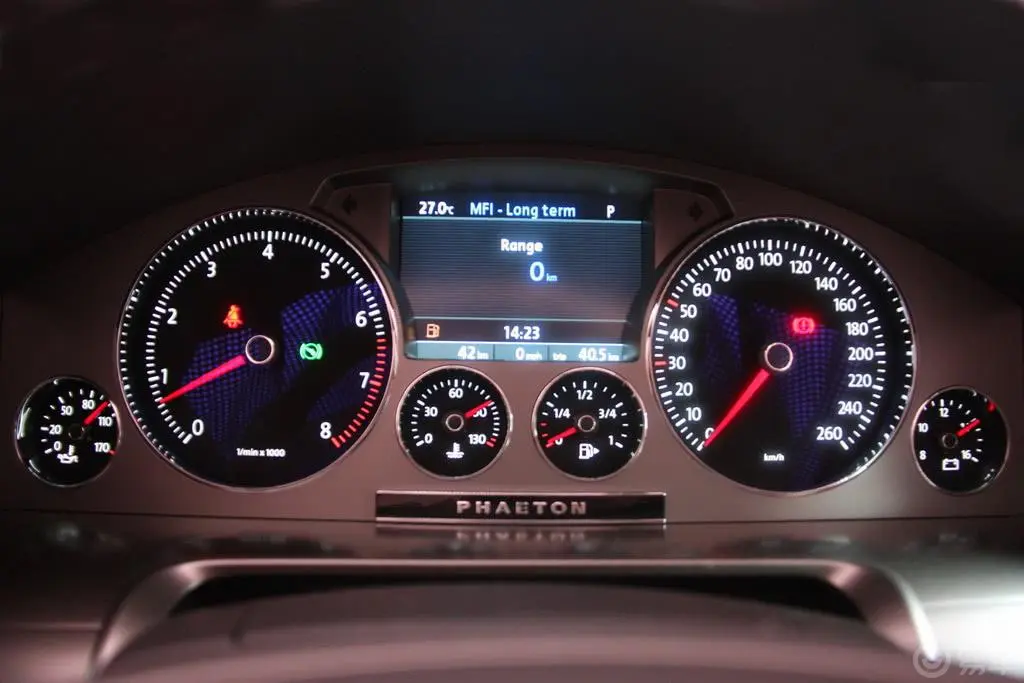 辉腾V6 5座加长商务版仪表盘背光显示